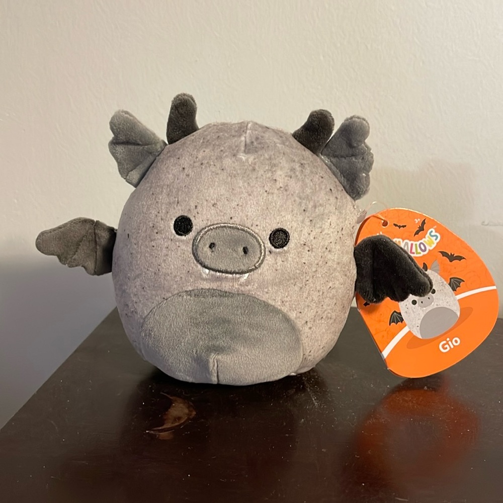 NWT Gio the Gargoyle Squishmallow 2023
Halloween Release 4" inch.